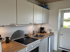 Fridge, cookware/dishes/utensils