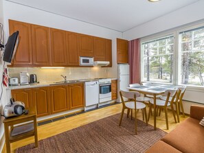 Fridge, microwave, dishwasher, cookware/dishes/utensils