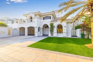 Villa, 5 Bedrooms, Private Pool, City View | Exterior - Villa Sezavi Frond B, Palm Jumeirah (Dubai)