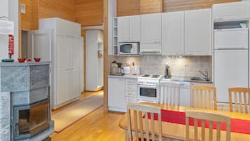 Een koelkast, een microgolfoven, een vaatwasser, een broodrooster