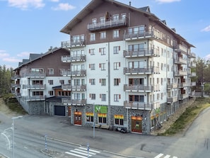 Un hotel de varios pisos con balcones, fachada de piedra y letrero de pub.