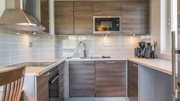 Jääkaappi, mikroaaltouuni, astianpesukone, vedenkeitin