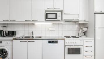 Køleskab, mikrobølgeovn, opvaskemaskine, køkkentøj/tallerkener/redskaber