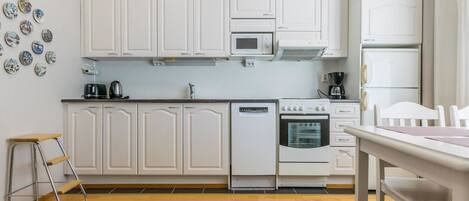 Een koelkast, een microgolfoven, een vaatwasser