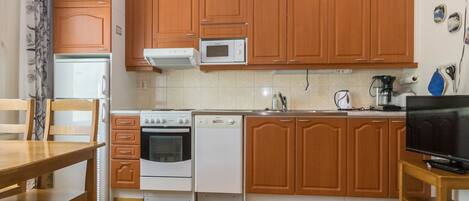 Een koelkast, een microgolfoven, een vaatwasser, een broodrooster