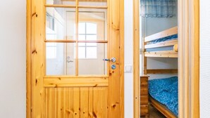 A wooden door with a window, leading to a room with bunk beds. - Outapailakka j 9 by Interhome (Inari)