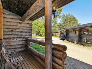 A log cabin with a porch and a bench. - Pökkömaja b by Interhome (Inari)