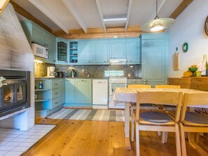 Kylskåp, mikrovågsugn, diskmaskin och brödrost