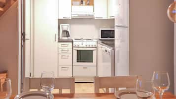 Køleskab, opvaskemaskine, brødrister, køkkentøj/tallerkener/redskaber