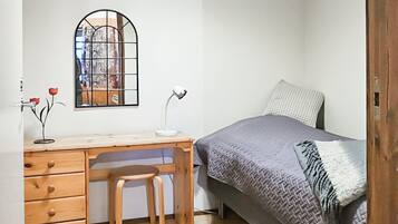 2 室のベッドルーム、アイロン / アイロン台、インターネット