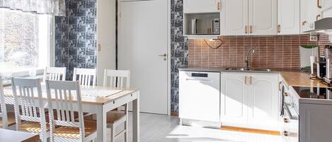 Kühlschrank, Mikrowelle, Geschirrspüler, Hochstuhl