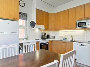 Køleskab, mikrobølgeovn, opvaskemaskine, køkkentøj/tallerkener/redskaber