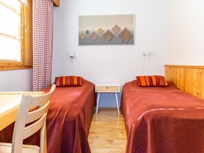 2 bedrooms, iron/ironing board, Internet
