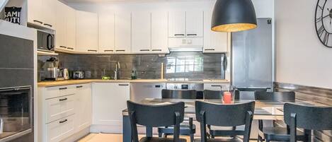 Jääkaappi, mikroaaltouuni, astianpesukone, leivänpaahdin