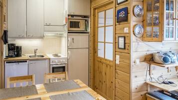 Fridge, microwave, dishwasher, cookware/dishes/utensils
