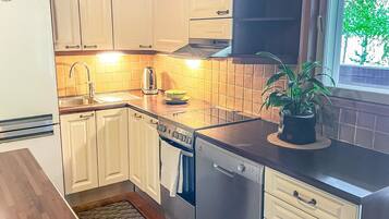 Fridge, microwave, dishwasher, cookware/dishes/utensils