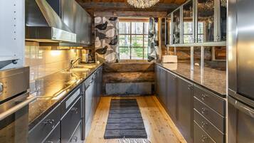 Refrigerador, microondas, lavavajillas, utensilios de cocina