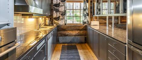 Kühlschrank, Mikrowelle, Geschirrspüler, Kochgeschirr/Geschirr/Besteck