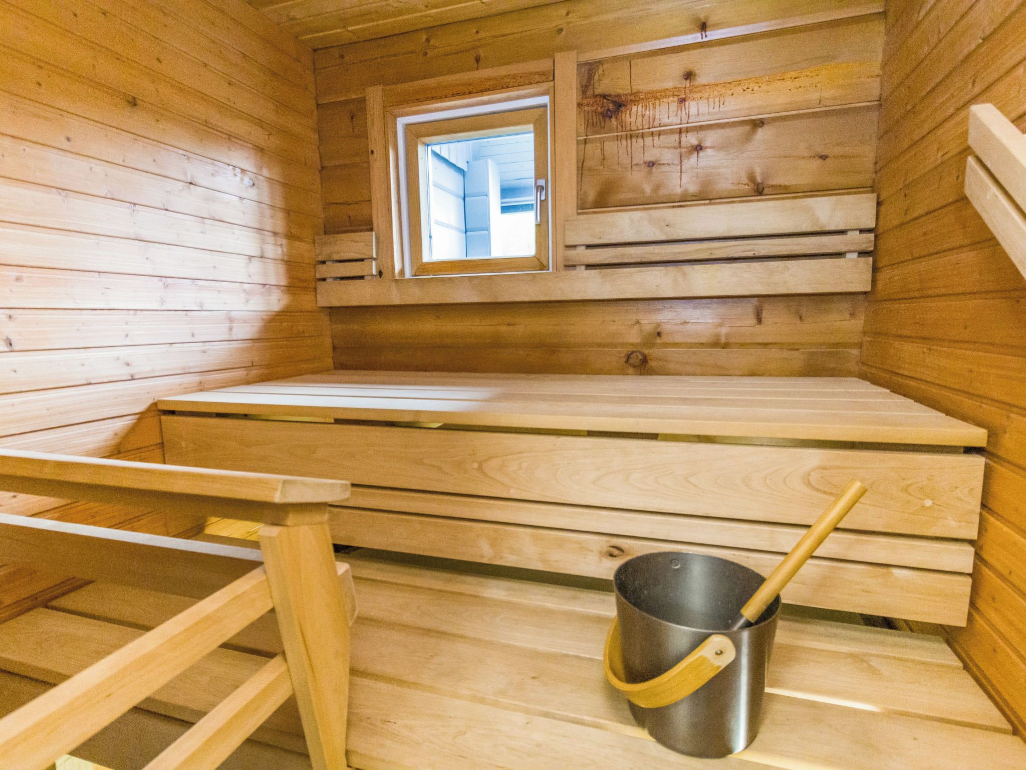 Ein Saunaraum mit Holzwänden und einer Sitzbank.