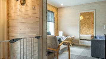 Un intérieur moderne avec un mur en bois, un lit, un bureau et une chaise.