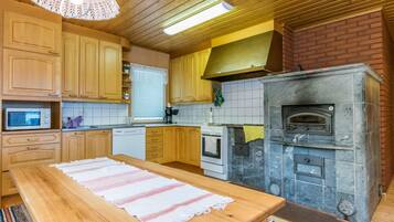 Fridge, microwave, dishwasher, cookware/dishes/utensils