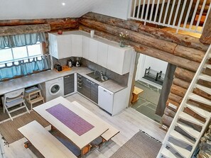 Kjøleskap, mikrobølgeovn, oppvaskmaskin og kjøkkenutstyr