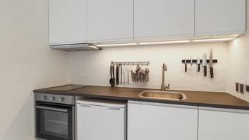 Køleskab, ovn, køkkentøj/tallerkener/redskaber