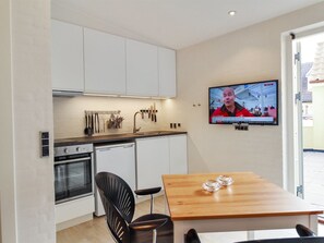 Fridge, oven, cookware/dishes/utensils
