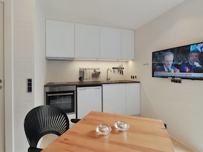 Fridge, oven, cookware/dishes/utensils