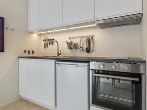 Réfrigérateur, four, chaise haute