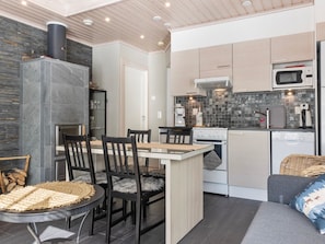 Fridge, microwave, dishwasher, cookware/dishes/utensils