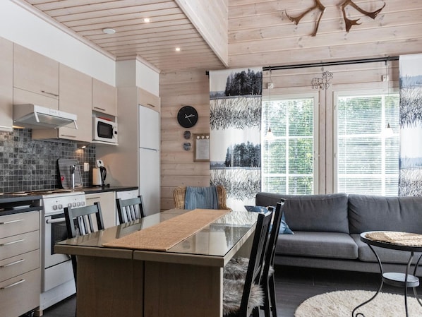 Fridge, microwave, dishwasher, cookware/dishes/utensils