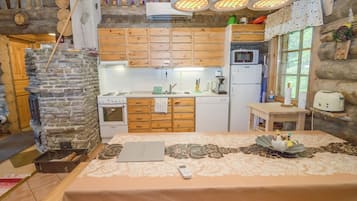 Een koelkast, een microgolfoven, een vaatwasser