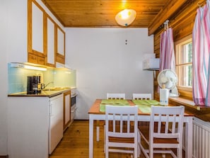Geladeira, micro-ondas, talheres/pratos/utensílios de cozinha