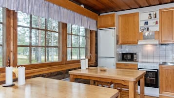 Fridge, microwave, dishwasher, cookware/dishes/utensils