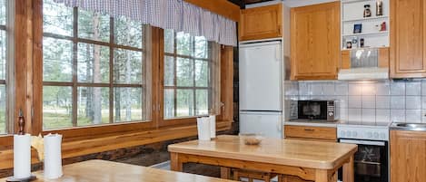 Kylskåp, mikrovågsugn, diskmaskin och grytor/köksredskap