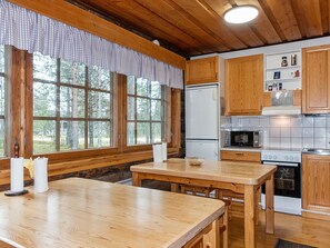 Kühlschrank, Mikrowelle, Geschirrspüler, Kochgeschirr/Geschirr/Besteck