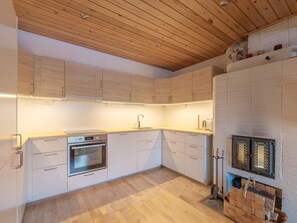 Jääkaappi, mikroaaltouuni, astianpesukone, syöttötuoli