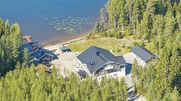 Un quartier résidentiel comprenant plusieurs maisons, un quai et une plage.