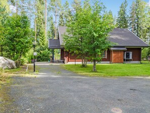 A log cabin with a gravel driveway and a small garden area. - Villa usva by Interhome (Lieksa)