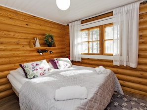 1 bedroom, desk, Internet