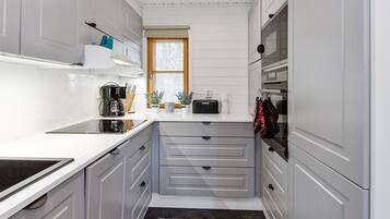 Køleskab, mikrobølgeovn, opvaskemaskine, køkkentøj/tallerkener/redskaber