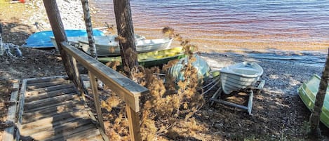 Una escalera de madera que lleva a un muelle con varios barcos.