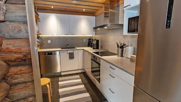 Een koelkast, een microgolfoven, een vaatwasser