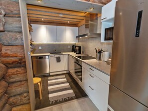 Refrigerador, microondas, lavavajillas y utensilios de cocina 