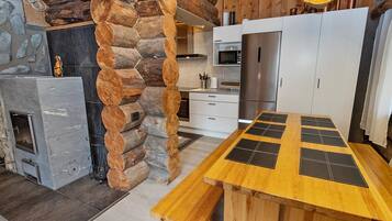 Een koelkast, een microgolfoven, een vaatwasser