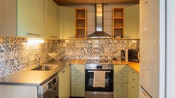 Fridge, microwave, dishwasher, cookware/dishes/utensils