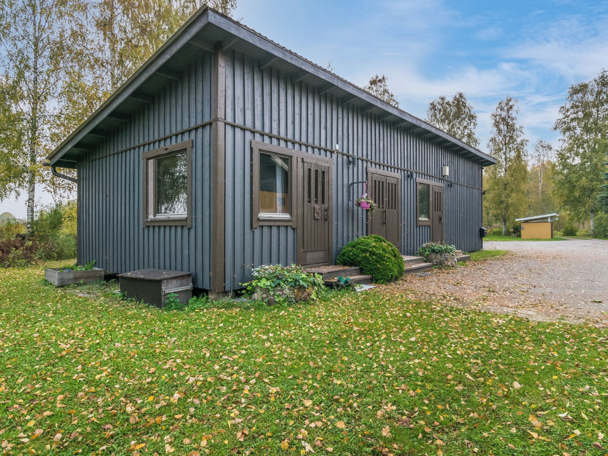 Yhden kerroksen rakennus, jossa on kalteva katto, pääovi ja kaksi ikkunaa.