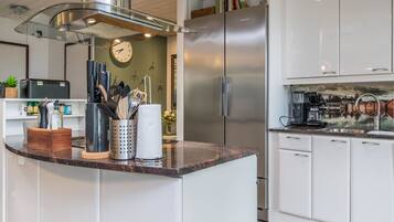 Fridge, microwave, dishwasher, cookware/dishes/utensils