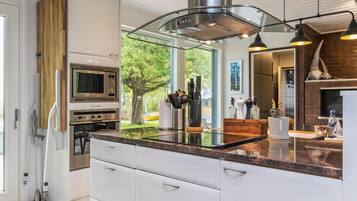 Een koelkast, een microgolfoven, een vaatwasser